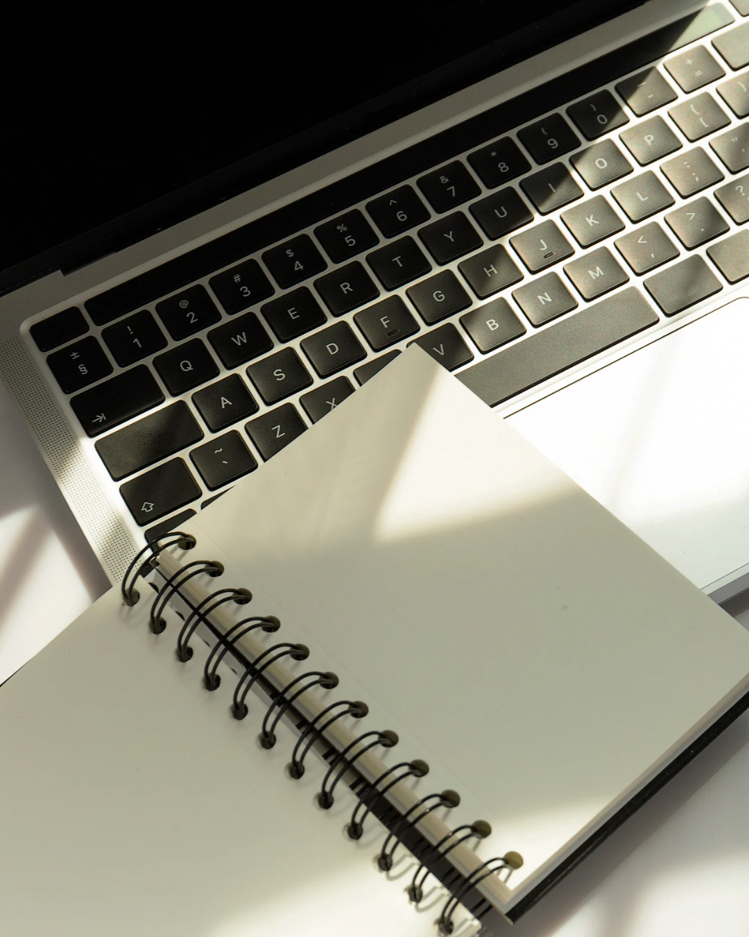 laptop en notitieboek