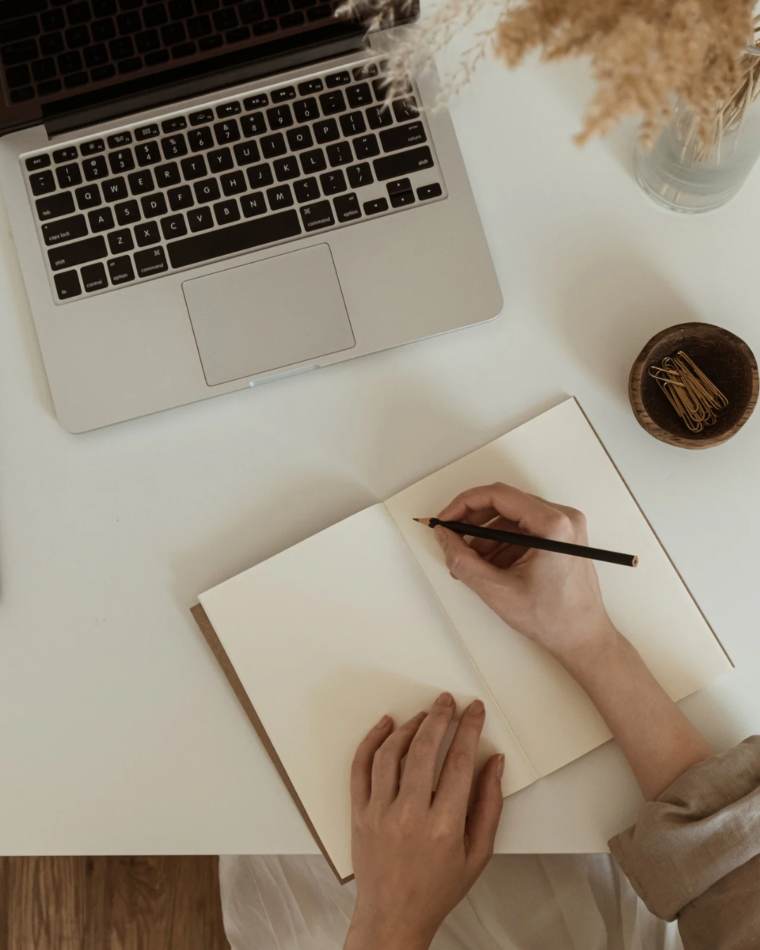 laptop notitieboek vrouw schrijven