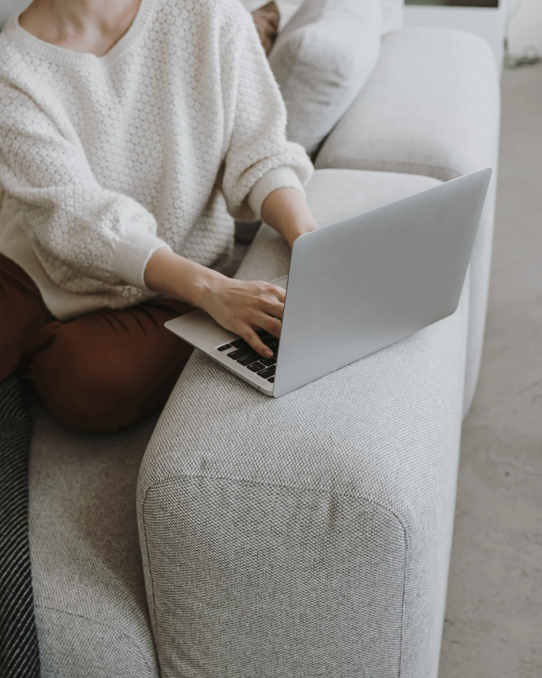 vrouw op bank met laptop